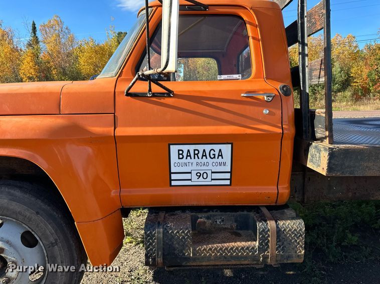 image for item EN2512 1969 Ford 600 flatbed truck