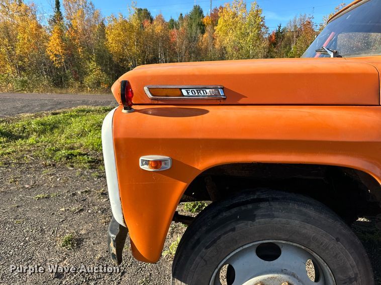 image for item EN2512 1969 Ford 600 flatbed truck