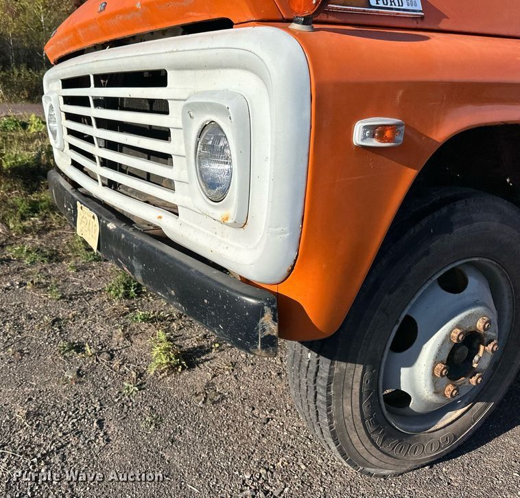 image for item EN2512 1969 Ford 600 flatbed truck