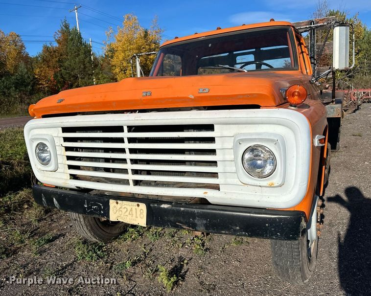 image for item EN2512 1969 Ford 600 flatbed truck