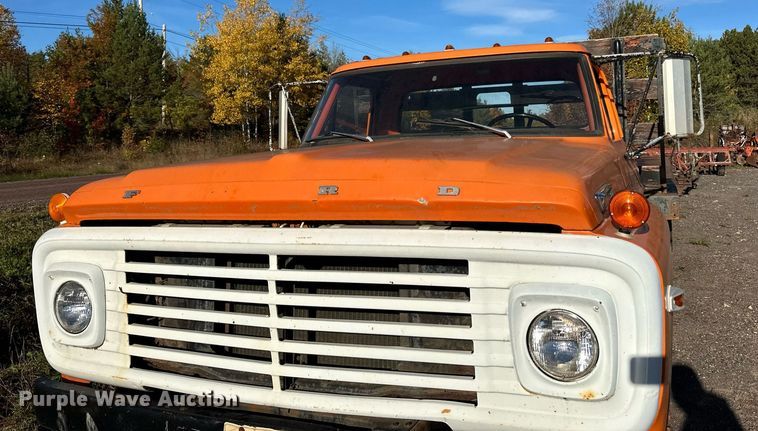 image for item EN2512 1969 Ford 600 flatbed truck