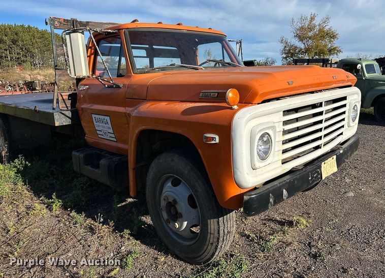 image for item EN2512 1969 Ford 600 flatbed truck