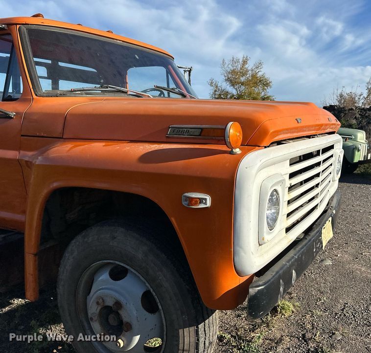 image for item EN2512 1969 Ford 600 flatbed truck