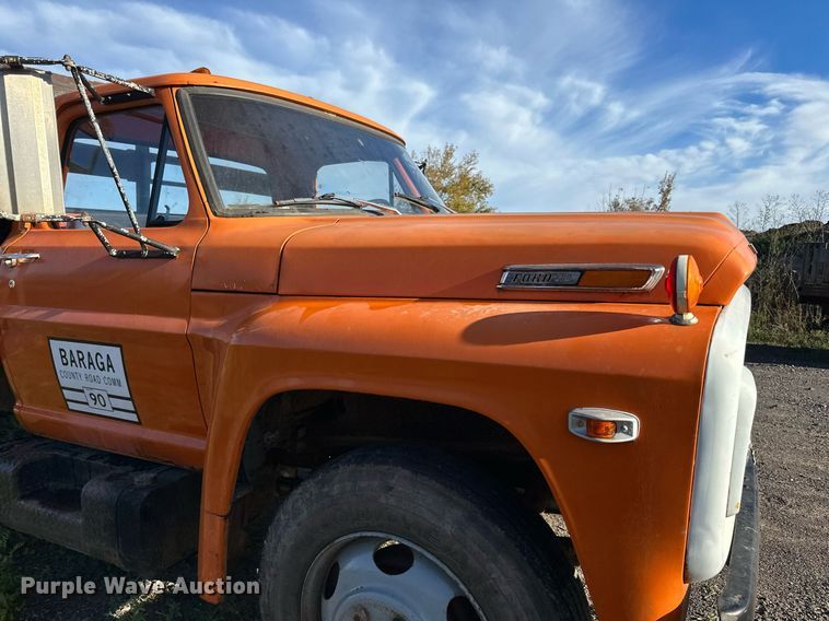 image for item EN2512 1969 Ford 600 flatbed truck