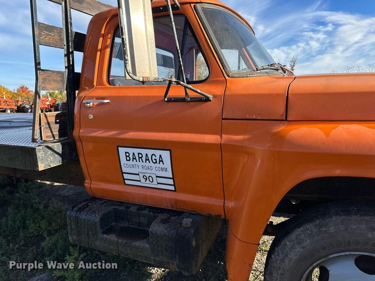 image for item EN2512 1969 Ford 600 flatbed truck