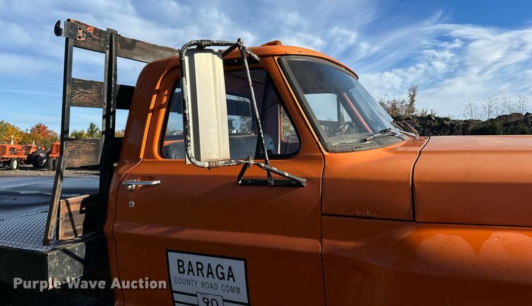 image for item EN2512 1969 Ford 600 flatbed truck