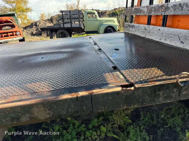 image for item EN2512 1969 Ford 600 flatbed truck