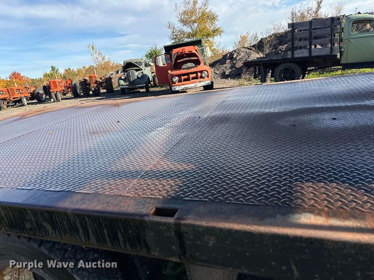 image for item EN2512 1969 Ford 600 flatbed truck