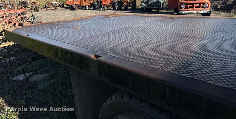 image for item EN2512 1969 Ford 600 flatbed truck