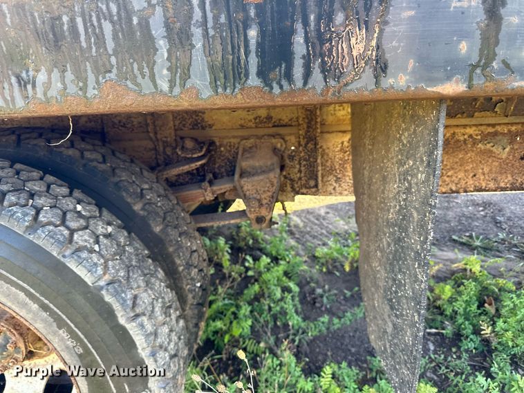 image for item EN2512 1969 Ford 600 flatbed truck