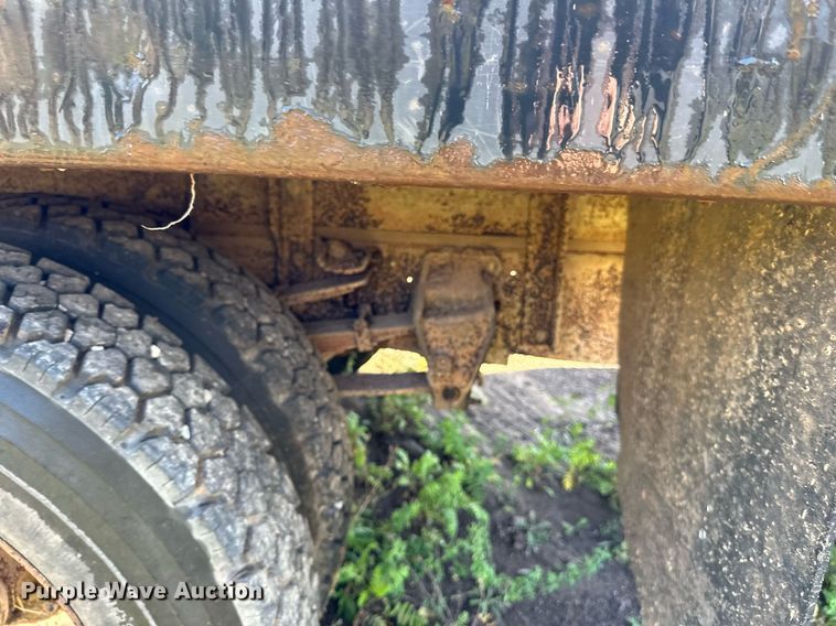 image for item EN2512 1969 Ford 600 flatbed truck