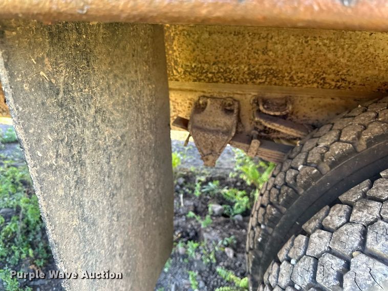 image for item EN2512 1969 Ford 600 flatbed truck