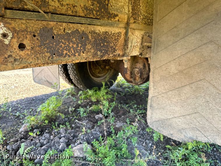 image for item EN2512 1969 Ford 600 flatbed truck