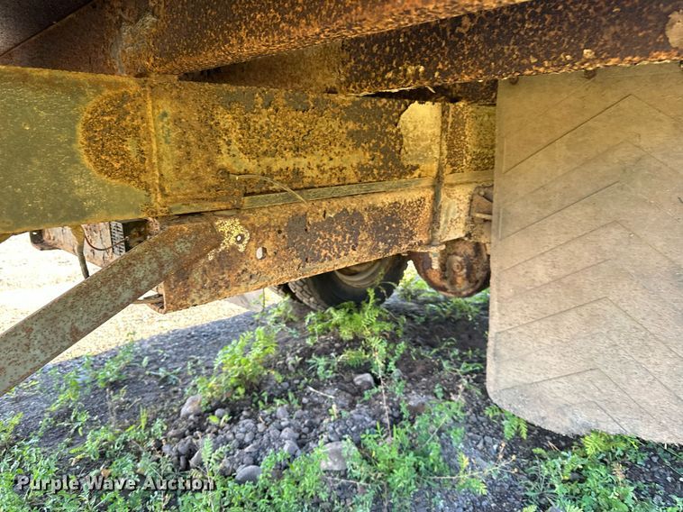 image for item EN2512 1969 Ford 600 flatbed truck