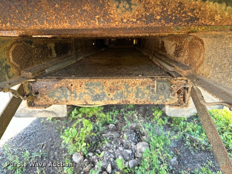 image for item EN2512 1969 Ford 600 flatbed truck