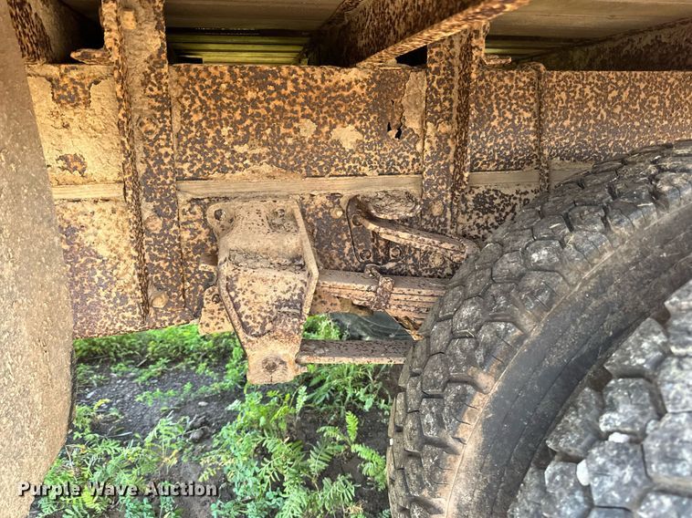 image for item EN2512 1969 Ford 600 flatbed truck