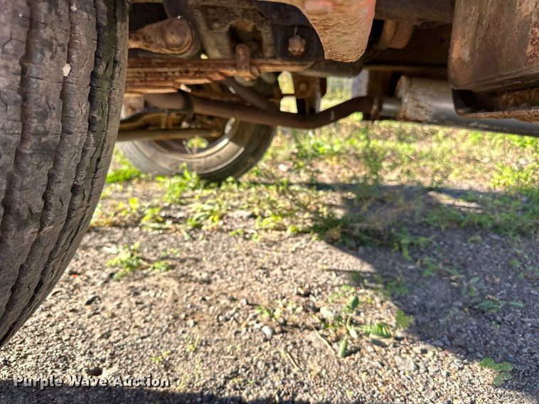 image for item EN2512 1969 Ford 600 flatbed truck