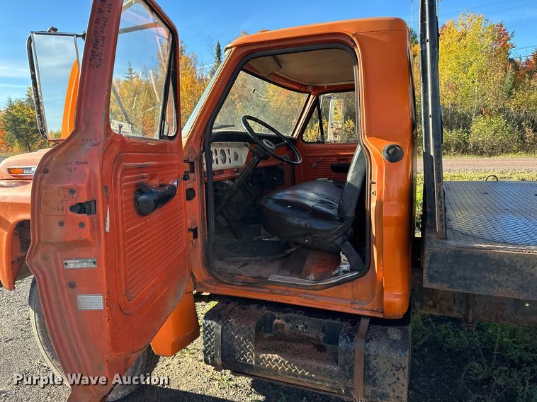 image for item EN2512 1969 Ford 600 flatbed truck