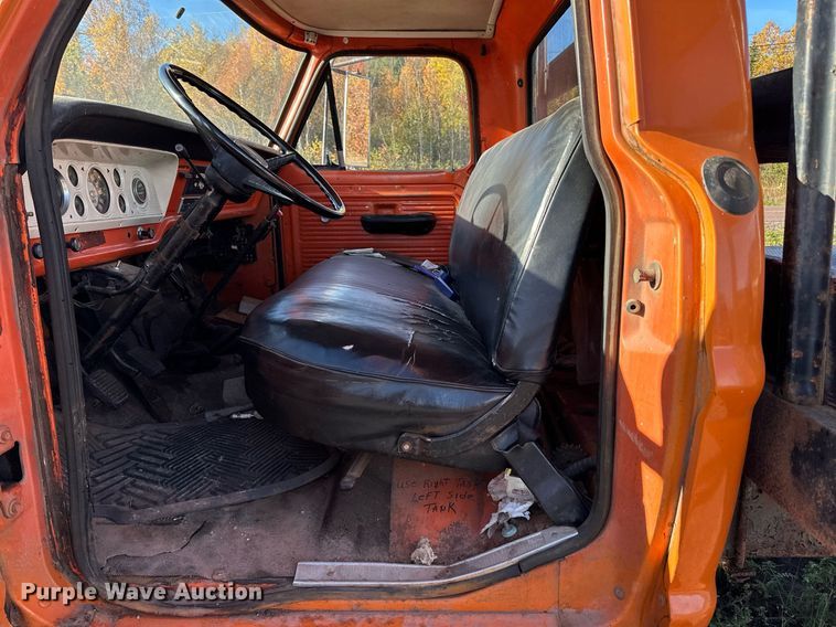 image for item EN2512 1969 Ford 600 flatbed truck