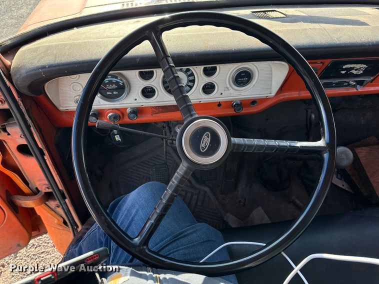 image for item EN2512 1969 Ford 600 flatbed truck