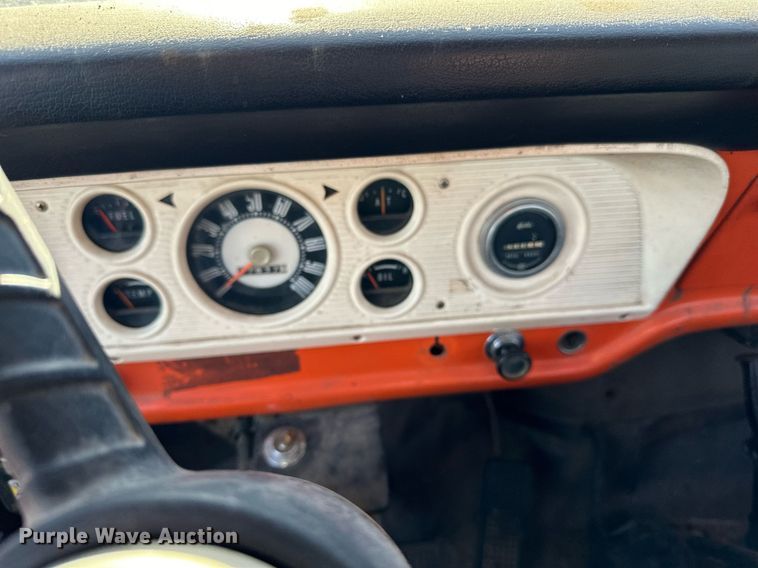 image for item EN2512 1969 Ford 600 flatbed truck