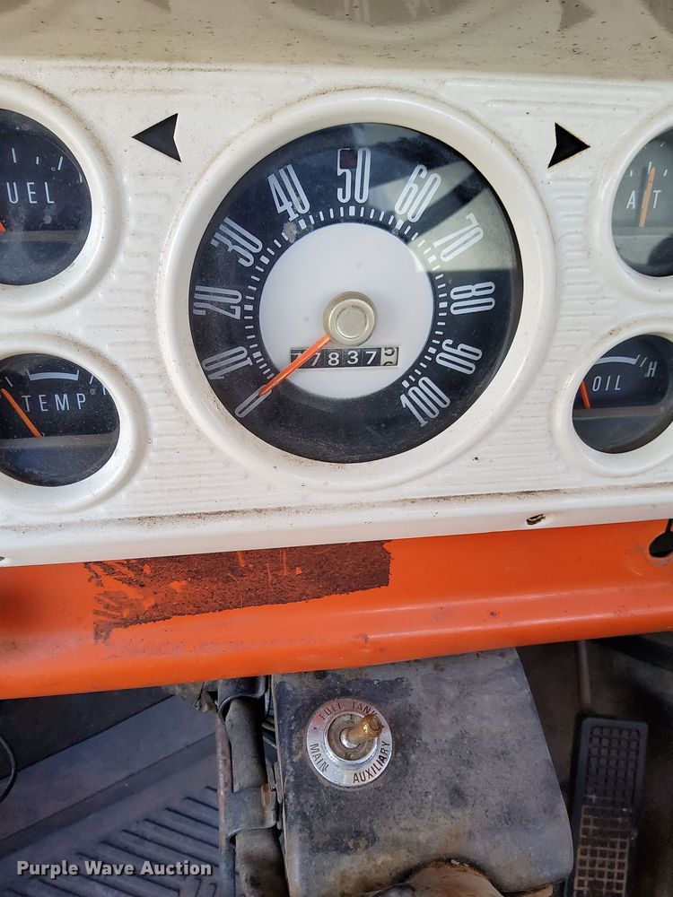 image for item EN2512 1969 Ford 600 flatbed truck