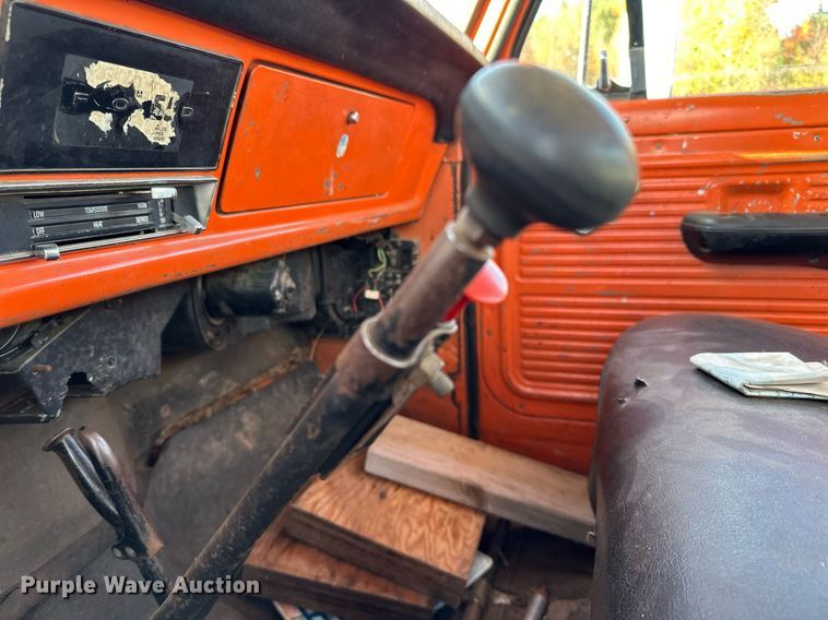 image for item EN2512 1969 Ford 600 flatbed truck