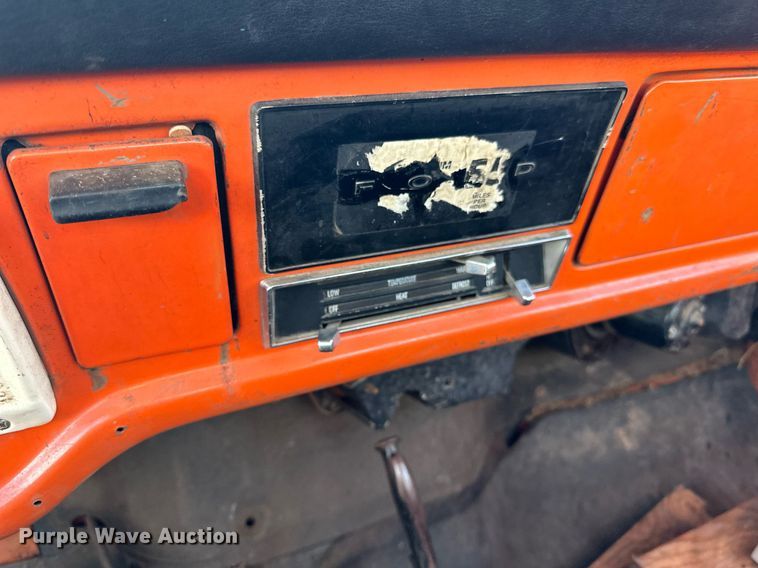 image for item EN2512 1969 Ford 600 flatbed truck