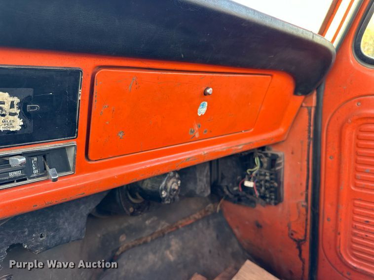 image for item EN2512 1969 Ford 600 flatbed truck