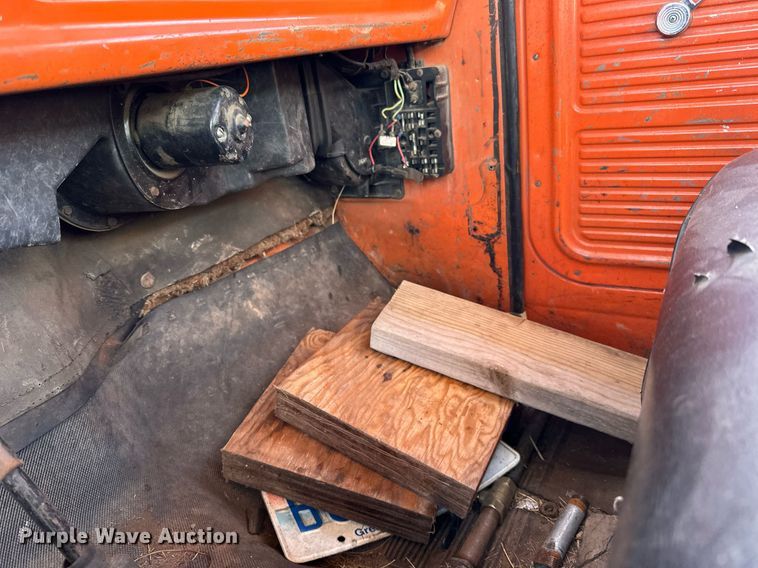 image for item EN2512 1969 Ford 600 flatbed truck