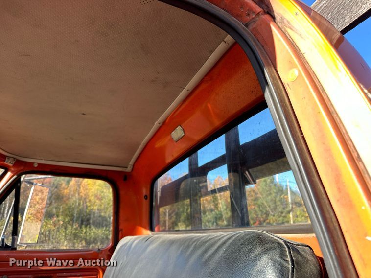 image for item EN2512 1969 Ford 600 flatbed truck