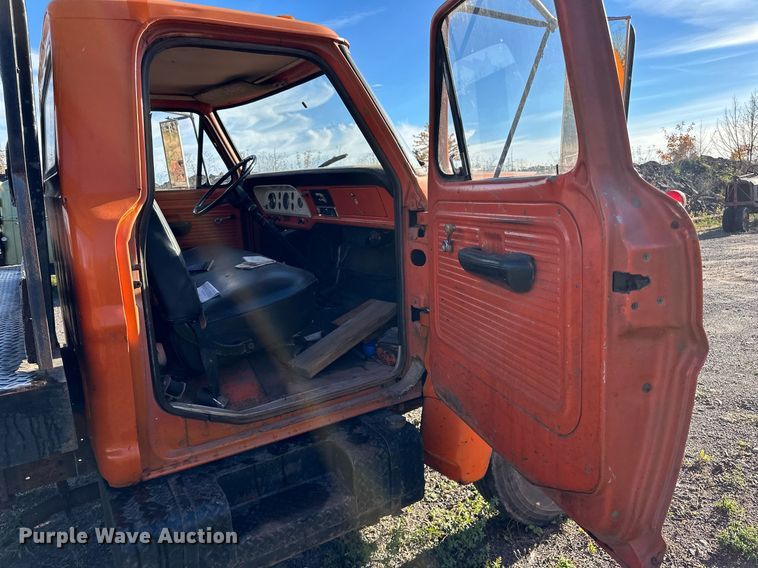 image for item EN2512 1969 Ford 600 flatbed truck