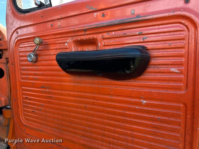 image for item EN2512 1969 Ford 600 flatbed truck