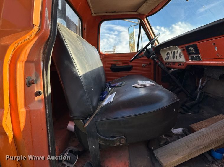 image for item EN2512 1969 Ford 600 flatbed truck