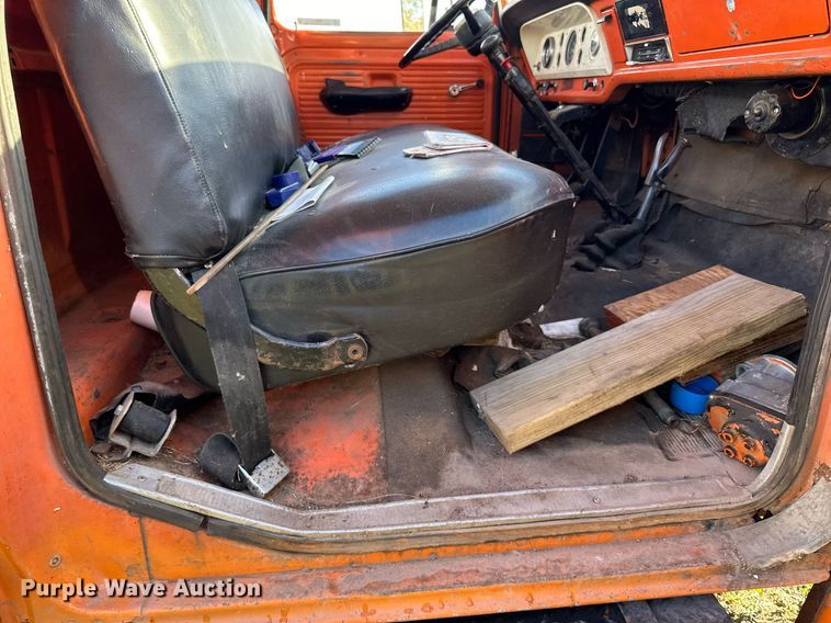 image for item EN2512 1969 Ford 600 flatbed truck