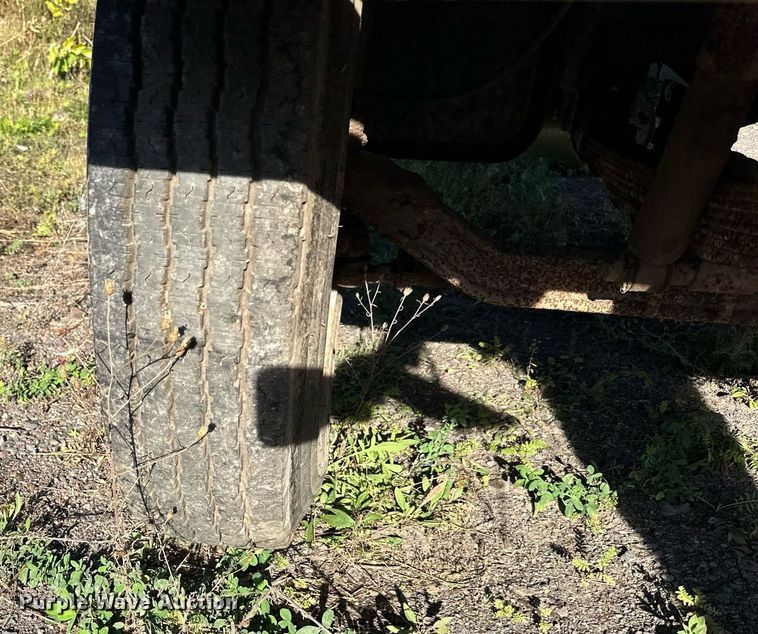 image for item EN2512 1969 Ford 600 flatbed truck