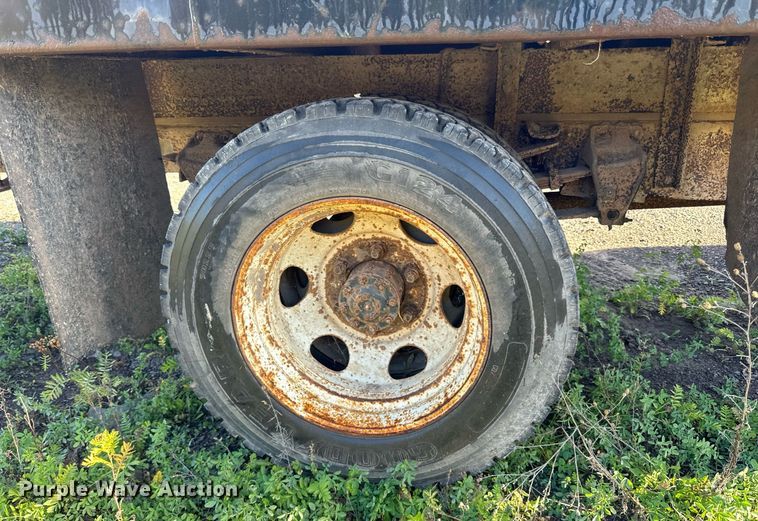 image for item EN2512 1969 Ford 600 flatbed truck