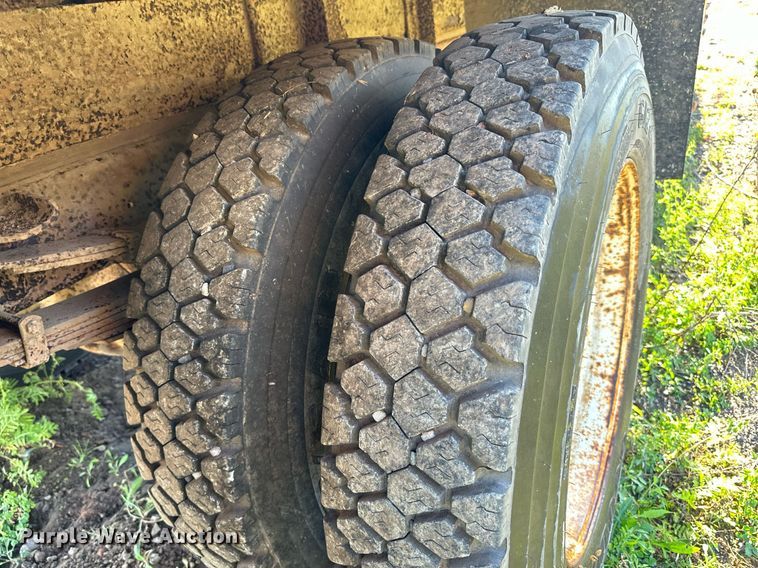 image for item EN2512 1969 Ford 600 flatbed truck