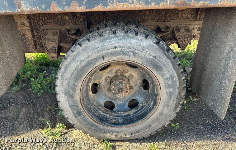 image for item EN2512 1969 Ford 600 flatbed truck