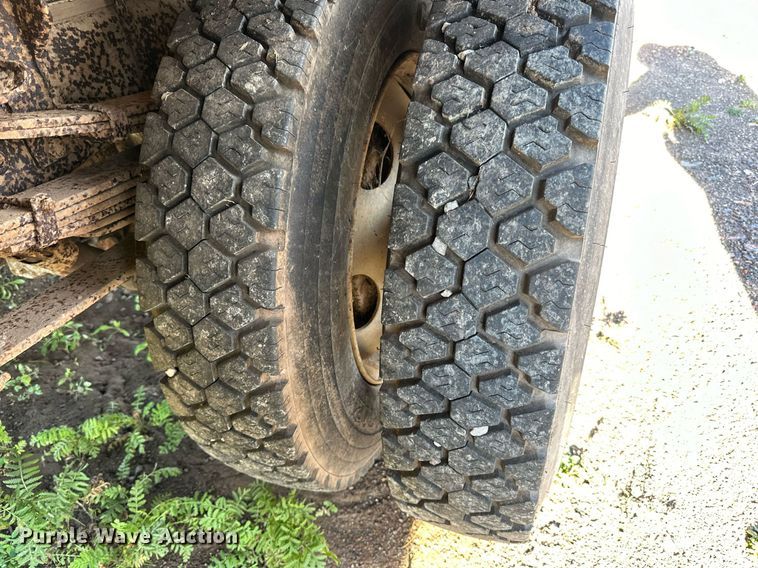 image for item EN2512 1969 Ford 600 flatbed truck