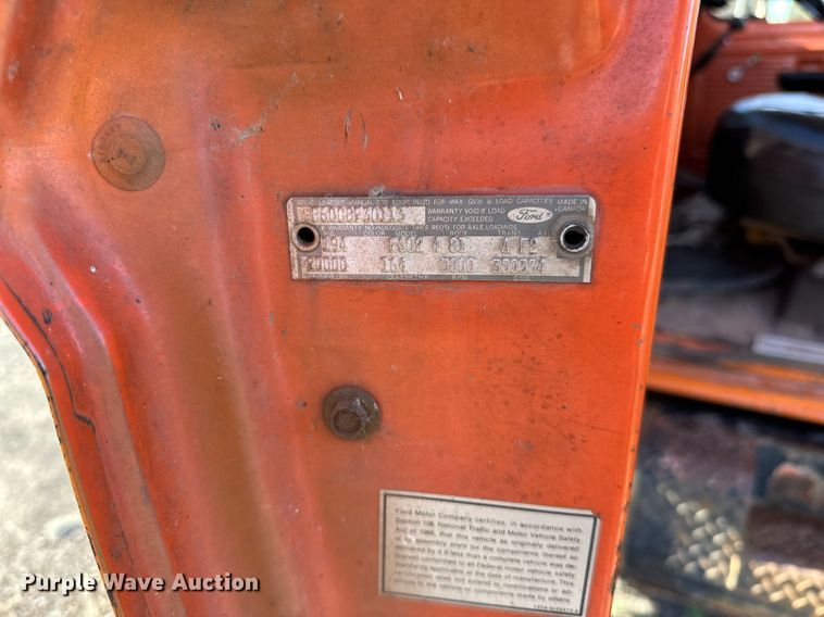 image for item EN2512 1969 Ford 600 flatbed truck