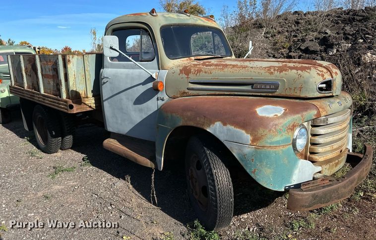 image for item EN2516 1949 Ford  F4 flatbed truck