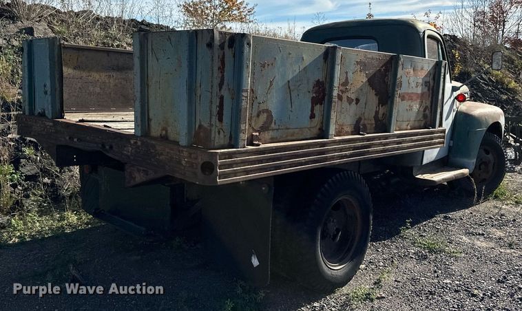 image for item EN2516 1949 Ford  F4 flatbed truck