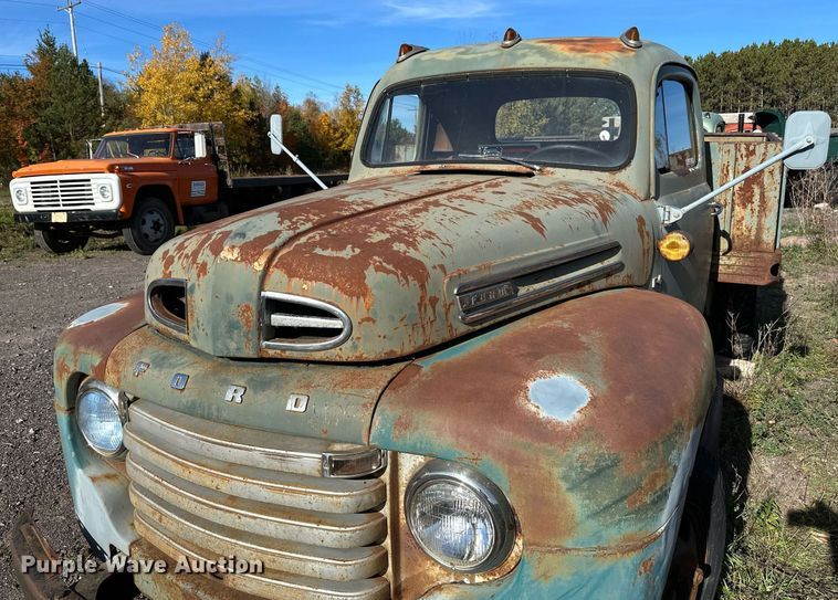 image for item EN2516 1949 Ford  F4 flatbed truck