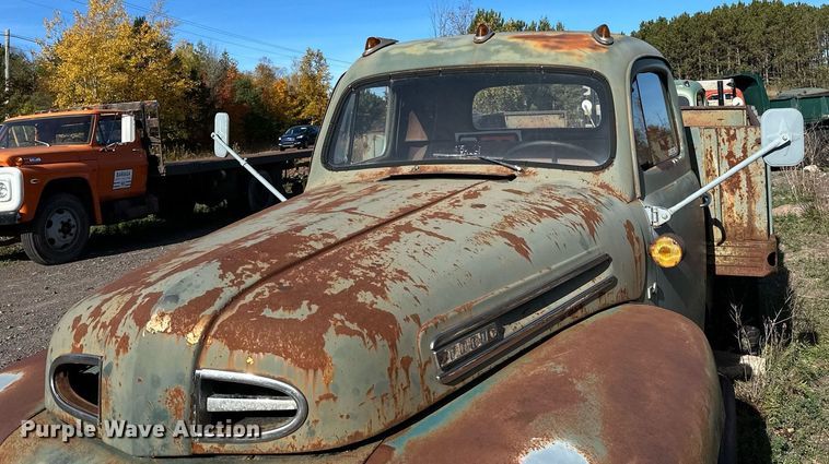 image for item EN2516 1949 Ford  F4 flatbed truck