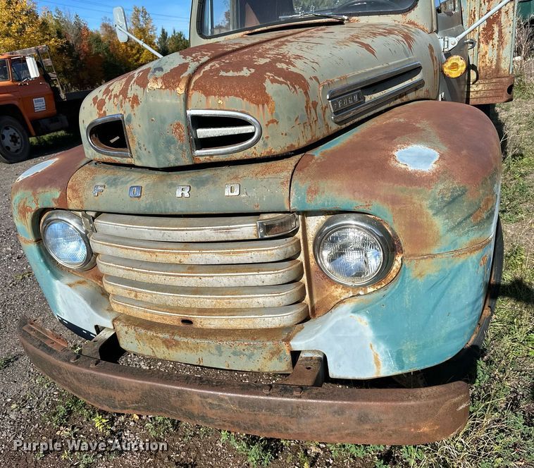 image for item EN2516 1949 Ford  F4 flatbed truck