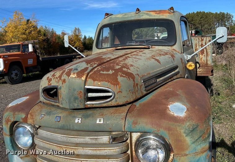 image for item EN2516 1949 Ford  F4 flatbed truck