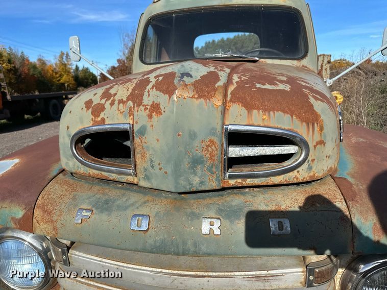 image for item EN2516 1949 Ford  F4 flatbed truck