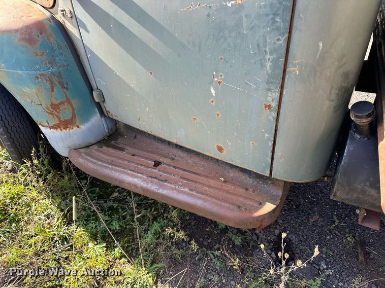 image for item EN2516 1949 Ford  F4 flatbed truck