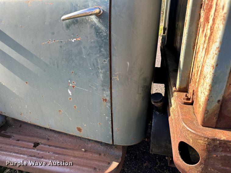 image for item EN2516 1949 Ford  F4 flatbed truck